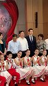 胡歌大合影谦让不站C位 大帅哥在人群里过于出众了
