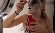 女子仿妆成“女鬼”整蛊男朋友,滴上番茄酱后,男友的反应怎么样