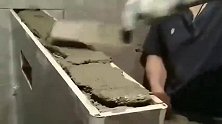 请来的瓷砖铺设师傅，自带神器上线，每块瓷砖都认真平衡
