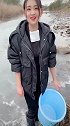 青春靓丽女孩真是个捉鱼高手