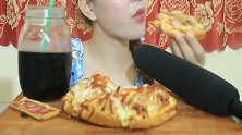 美女吃披萨，吃的有滋有味美滋滋，发出的咀嚼声很好听