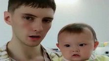生了个中美混血儿，美国老公稀罕成这样，网友：美国好爸爸！