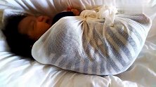 宝宝裹成这样睡，营造像是在妈妈肚子里的环境，宝宝睡得格外香