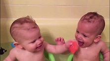 双胞胎小宝宝一起洗澡，接下来小宝宝的举动太可爱了！