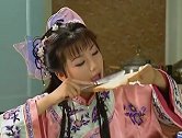 金蟾格格在神父那里大吃大喝