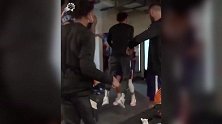 太阳绝杀快船后续 头号功臣布克更衣室遭队友泼水庆祝