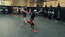 UFC273再战彼得-严 斯特林发布最新训练视频