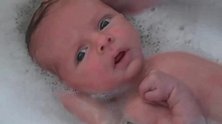 小婴儿洗澡耳朵都泡水里了，瞪着大眼睛一脸懵：这是又回娘胎了