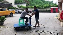 今天给父老乡亲们免费表演了一下节目哈哈哈哈哈 就在这个信息交流中心门口农村生活
