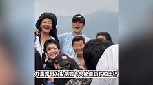 陈小艺一家回陕西被偶遇，打扮朴素接地气，导演老公暴瘦站不稳