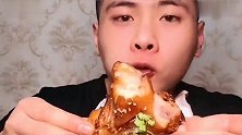 刚出锅还冒着热气的小肘子，帅哥大口开造，看着太好吃了