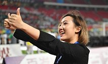 你有一段来自美女董事长的问候！文筱婷为球迷送上真挚祝福