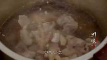 川味：野生黄丝菌炖红烧肉，菌子吸满了汤汁，咬一口直冒油！