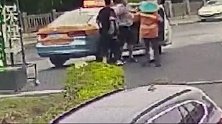 两男子出租车内吐口水打司机 疯狂砸车 当街耍酒疯被拘留