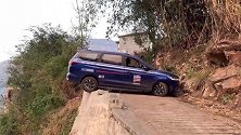 大胆司机在狭窄道路上掉头 紧贴悬崖边转弯26次终成功