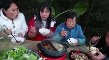 胖妹车胎漏了气，整的大洋干着急，做份火锅来解气，越辣越过瘾