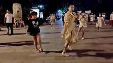 漂亮御姐领跳欢快的广场舞，旁边的小胖丫头是亮点