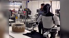 特斯拉人形机器人又进化了？马斯克发“擎天柱”机器人叠衣服视频！
