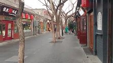 北京人很少来南锣鼓巷，因为商业气氛浓，已成买卖街，沒胡同味