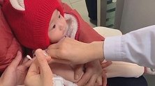 萌娃的表现要把人笑死了，医生刚把针打完，宝宝随后的反应好萌！