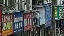监拍乐清一工人不慎从5米高爬梯上坠落 倒地鲜血直流