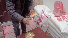农村大哥的油酥饼和羊肉汤配在一起，太好吃啦！儿子一连吃了两碗