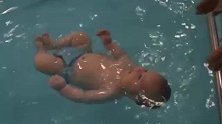 宝宝被迫学游泳，被教练翻饼似的在水里翻滚，边哭边练可怜兮兮的