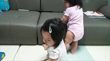 双胞胎妹妹：“站着好累，我要歇一歇，姐姐你先玩！”