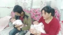 宝爸平时吊了郎当，照顾起双胞胎也是有模有样，两个小宝宝嗨了