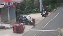 8岁男孩横穿马路不幸被撞身亡 家长竟一直站在路对面