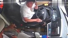 公交车行驶中 老人当孩子面挥拳头砸向驾驶员后脑勺