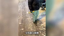 长春一路段路边多辆车被“冰封”，目击者：当日最低气温-21℃，有车主用菜刀锤子破冰