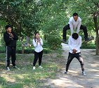 校园：老师和同学玩跳山羊，男同学竟然一下跳到十级，真是高手