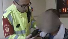喝懵了！男子酒驾遇查开进交管所 称自己是投案自首逗笑交警