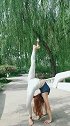 这姑娘的户外一字马，是我见过最专业的