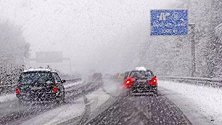 雨雪天气行驶汽车是能开双闪的，不但危险而且扣分罚款跑不了！