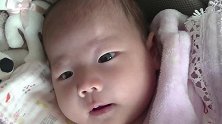 真逗！小宝宝目不转睛盯着妈妈，看着看着突然一下，吐了