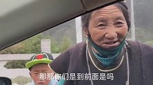 美女司机自驾川藏线，遇到想搭车的老人，看看怎么回事？