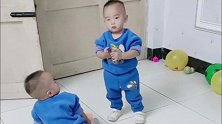 一岁半双胞胎弟弟以为哥哥要抢东西，这一巴掌下去，哥哥直接懵圈
