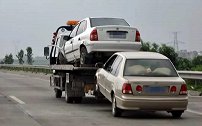 高速上车子出故障，应该先报警还是先叫保险公司拖车？顺序很重要