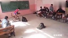 熊孩子在教室里玩漂移，漂移技术超牛引同学欢呼