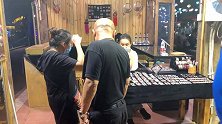 大家穿起救生衣去坐船，五叔在前面带头游泳，把别人笑安逸了！