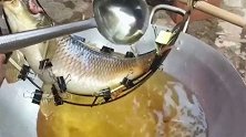 这样的炸鱼技巧还是第一次见，鱼鳞都不刮，你能吃的下吗！