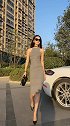 美女很会搭配衣服，连身衣尽显身材曲线，走路更是气场全开