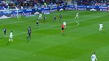 第12分钟韦斯卡球员路易斯·阿维拉射门