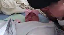 想让一个男人温柔下来，给他生个女儿试试，他会每天盯着女儿傻笑