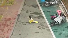 自古英雄出少年，小区楼下这一幕，网友反手就是一个赞！