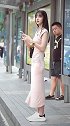 公交车站美女好漂亮，旁边的男士的眼神亮了极品，身材姑娘