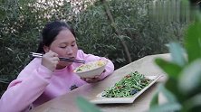 乡村春景别有风味，胖妹炒的芦蒿清香爽口，这样的日子太舒坦