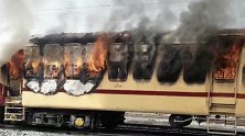 印度铁路部门招聘被指不公 抗议者把火车烧了